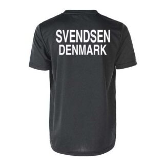 Hvidt rygtryk med navn og land