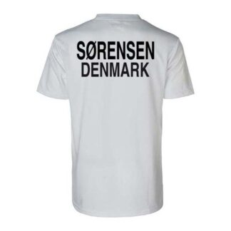 Sort rygtryk med navn og land